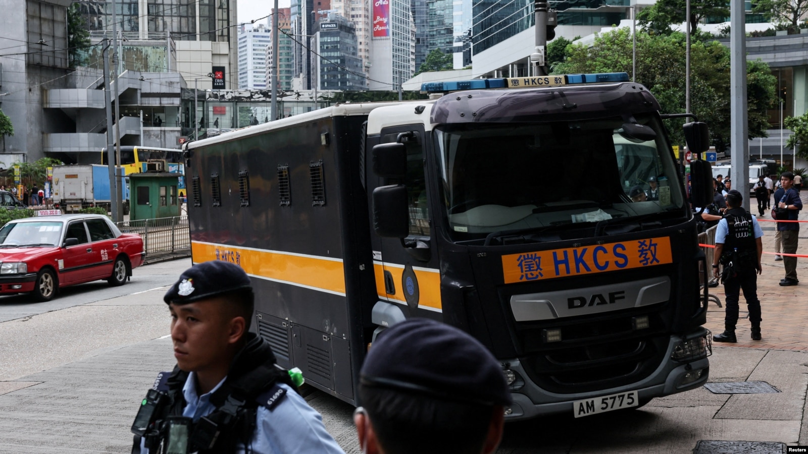 黄之锋对“串谋勾结外国势力危害国家安全”指控当庭认罪；美国议员和人权组织强烈谴责政治迫害