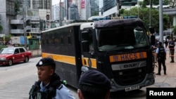一辆据信载着民主派人士黄之锋的囚车抵达香港高等法院(2026年9月2日)