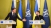 Foto Achiv: Sekrete Jeneral LOTAN Marke Rutte ak Prezidan Ikren, Volodymyr Zelenskyy pandan yon konferans pou lapres nan Kyiv, 3 Oktob, 2024. 