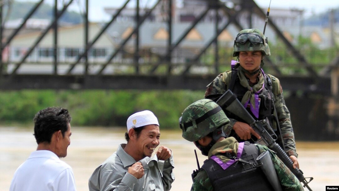 Tentara Thailand memeriksa warga di sebuah pos di propinsi Yala (28/2). Sehari setelah pemerintah Thailand menyepakati dimulainya perundingan dengan kelompok pemberontak muslim untuk pertamakalinya dalam upaya mengakhiri konflik, sebuah bom meledak di Thailand Selatan, dan melukai sedikitnya enam orang (1/3).