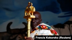 Le porteur du sceptre royal se tient au palais de Nana Boakye Yam Ababio II, chef de Nkwantakese, dans la région d'Ashanti, au Ghana, le 10 août 2019.