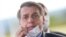 El presidente de Brasil, Jair Bolsonaro ajusta su tapabocas mientras sale del Palacio de la Alvorada en Brasilia.