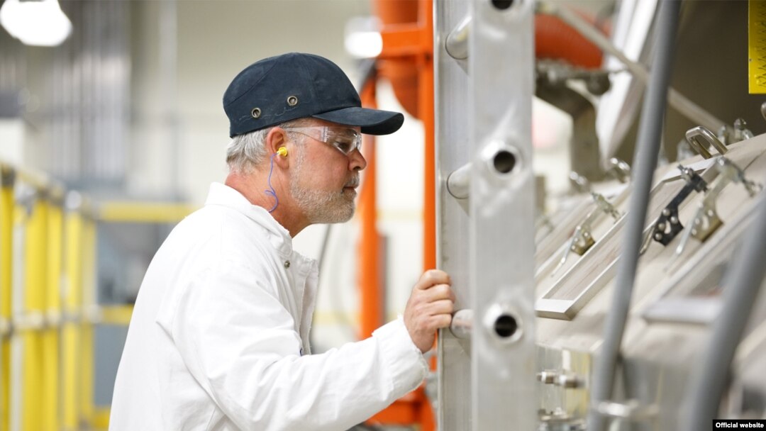 Empleado de planta de Corning en Harrodsburg, Kentucky. Por más de 10 años fábrica ha ayudado a crear las pantallas de vidrio de dispositivos iOS.