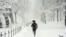Una persona corre por el National Mall durante la tormenta de nieve en Washington.