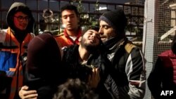 গাজা ভূখণ্ড থেকে হামাস কর্তৃক মুক্তিপ্রাপ্ত ইসরাইলি জিম্মিদের বিনিময়ে একটি ইসরাইলি কারাগার থেকে মুক্তি পাওয়ার পর অধিকৃত পশ্চিম তীরে একজন ফিলিস্তিনি বন্দিকে দেখা যাচ্ছে। ২৮ নভেম্বর, ২০২৩।