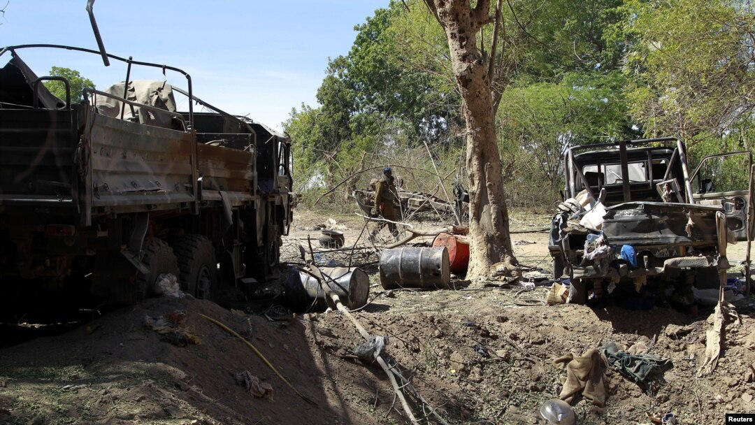 Seorang tentara Mali berjalan menuju perkemahan militer yang ditinggalkan oleh militan radikal Islam pasca serangan udara tentara Perancis di Diabaly, sebelah utara ibukota Bamako (21/1). Sebagian besar militan dilaporkan telah meninggalkan kota Gao, Mali.