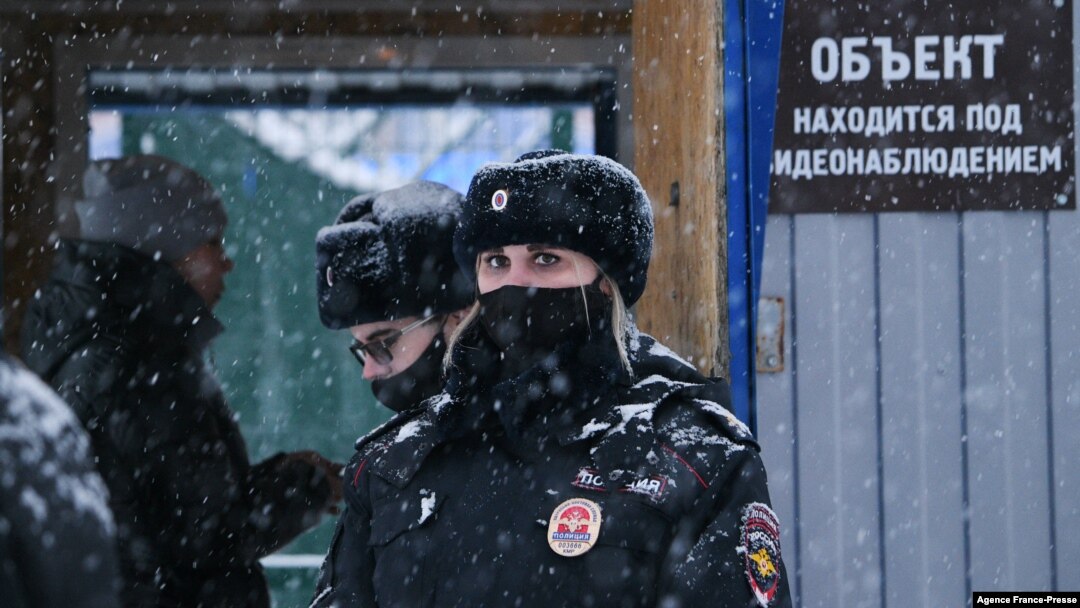Pripadnici ruske policije nedaleko od rudnika uglja Lastvjaznaja, u oblasti Kemerovo, nedaleko od grada Belova, nakon nesreće 25. novembra 2021.