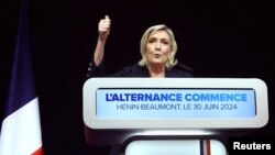 Marine Le Pen, pemimpin partai sayap kanan Prancis "National Rally" berbicara di Henin-Beaumont, Minggu 30 Juni 2024. 