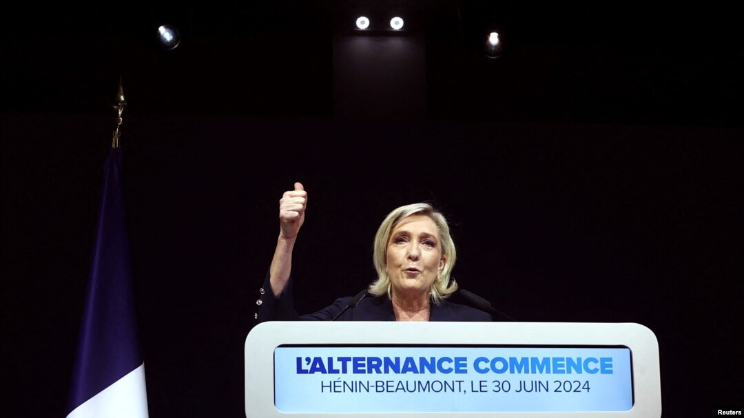 Marine Le Pen, líder de extrema derecha francesa y candidata del partido de extrema derecha Reagrupamiento Nacional (RN), pronunció un discurso tras los resultados parciales en la primera vuelta de las elecciones parlamentarias anticipadas en Henin-Beaumont, Francia.