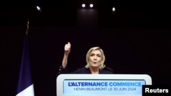 Marine Le Pen, líder de extrema derecha francesa y candidata del partido de extrema derecha Reagrupamiento Nacional (RN), pronunció un discurso tras los resultados parciales en la primera vuelta de las elecciones parlamentarias anticipadas en Henin-Beaumont, Francia.