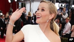 Aktrisa Reese Witherspoon müsafirləri salamlayır. 