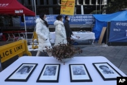 지난 1월 서울의 일본대사관 주변에 작고한 한국의 위안부 피해 여성들의 사진이 놓여있다.