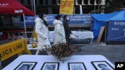 8일 서울의 일본대사관 주변에 작고한 한국의 위안부 피해 여성들의 사진이 놓여있다.