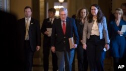 Kreu republikan i maxhorancës në Senat, Mitch McConnell, duke hyrë në një nga takimet e sotshme