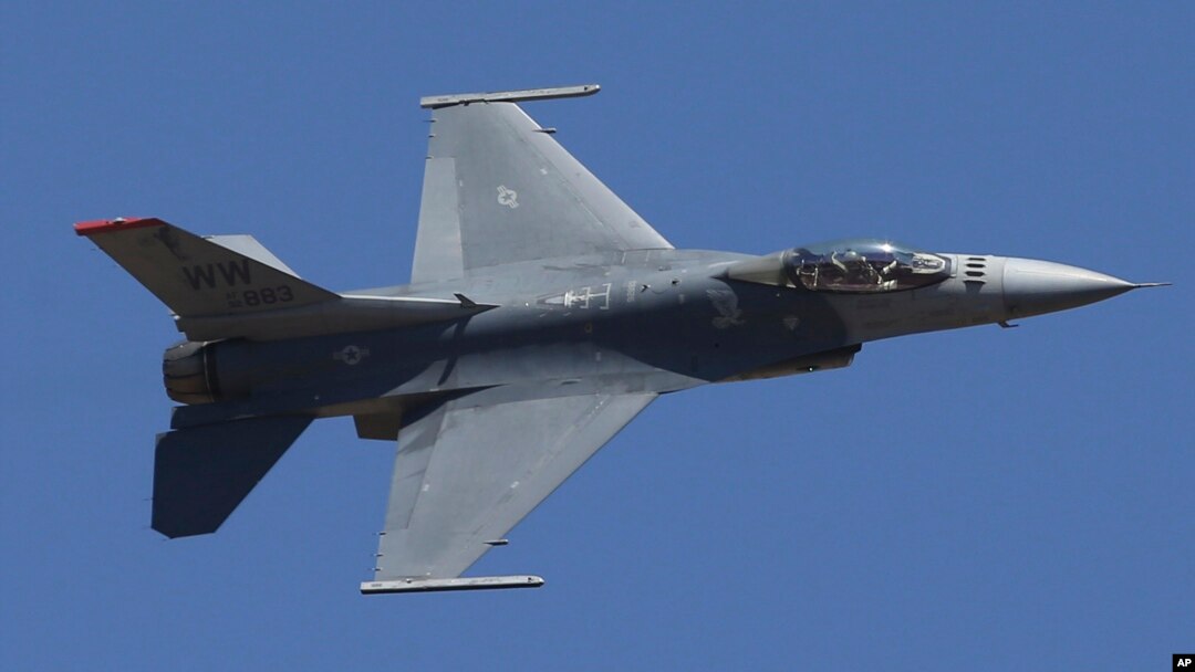 Arhiva - Američki borbeni avion F16 izvodi manervar poslednjeg dana aeromitinga Aero Indija, u Jelahanka vojnoj bazi u Bangaloru, Indija, 24. februara 2019.
