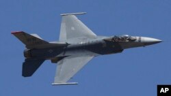 Arhiva - Američki borbeni avion F16 izvodi manervar poslednjeg dana aeromitinga Aero Indija, u Jelahanka vojnoj bazi u Bangaloru, Indija, 24. februara 2019.