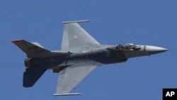 资料照片：美国一架F-16 战斗机参加2019年印度航空展并做飞行表演（2019年2月24日）