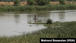 Dicle Nehri çevresinde yaşayanlar hala ilkel yöntemlerle balık avlamayı sürdürüyor.