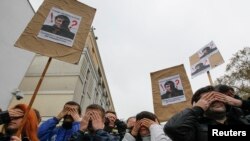 Wanaharakati wa Ukraine nje ya wizara ya maswala ya ndani mjini Kyiv, Aprili 14, 2014