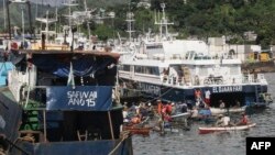 Des pêcheurs attendent au port de Mutsamudu, capitale de l'Union des Comores, le 21 mars 2018.