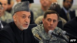 Президент Афганистана Хамид Карзай (слева) и командующий силами НАТО в Афганистане генерал Дэвид Петреус (архивное фото)