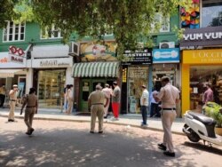 Police patrol markets in New Delhi, June 7, 2021, to ensure that people adhered to social distancing norms. (Anjana Pasricha/VOA)