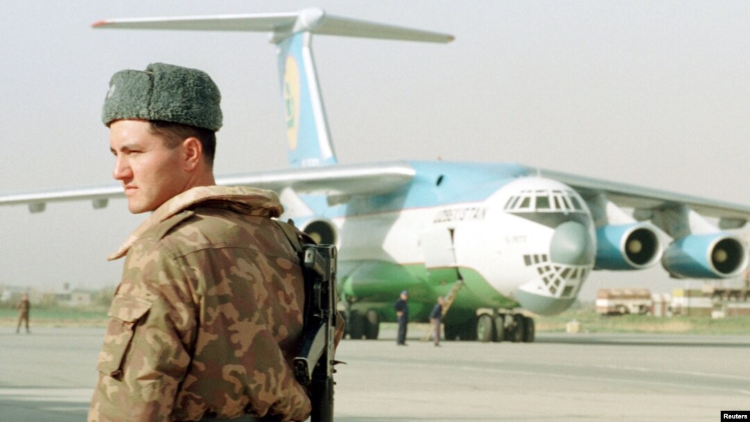Termiz aeroportida Afg'oniston uchun atalgan gumanitar yordam samolyoti, 8-noyabr, 2001-yil.