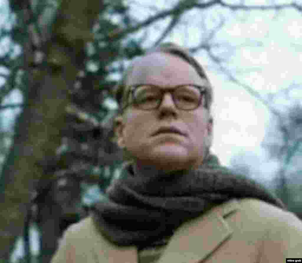Philip Seymour Hoffman sebagai penulis Truman Capote dalam film "Capote", yang membuatnya mendapat piala Oscar.