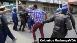 Lovemore Chinoputsa, center, a senior member of opposition Movement for Democratic Change trying to run away from Zimbabwe police arrests in Harare in June 2020. (Columbus Mavhunga/VOA)