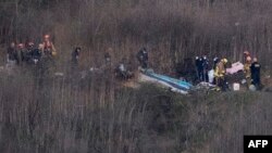 Ba pompiers bazali kolongola nzoto ya bawei na esika ya likama, na Calabasas, Californie, 26 janvier 2020.