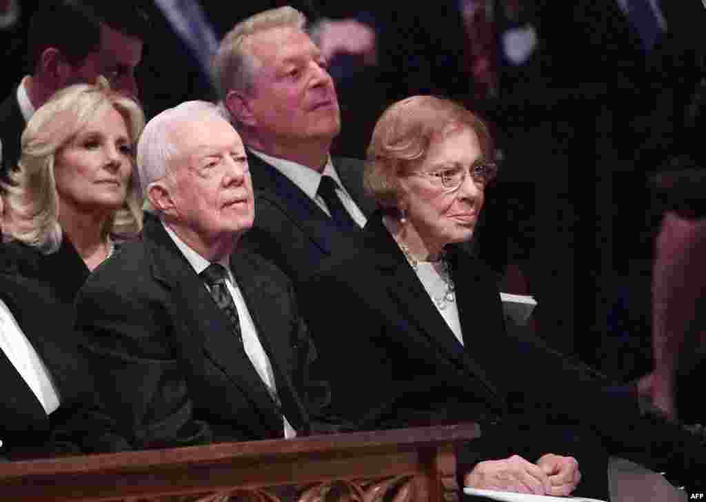 Jimmy Carter et son épouse Rosalynn assistent aux funérailles de l'ex-président G. H. W. Bush à DC, le 5 décembre 2018. (MANDEL NGAN / AFP)