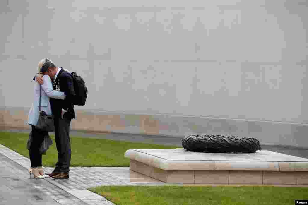 Orang-orang berkunjung ke National Memorial Arboretum dalam rangka peringatan dirgahayu D-Day ke-75 di Staffordshire, Inggris.