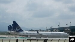 ARCHIVO - Aviones de Copa Airlines se encuentran estacionados en la pista del Aeropuerto Internacional de Tocumen en la Ciudad de Panamá, el martes 26 de mayo de 2020.