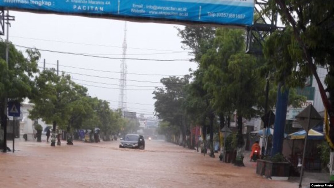 Jalan Ahmad Yani Kota Pacitan hari Selasa sore, 28 November 2017. (Foto courtesy: Ria Nurswida, warga Pacitan)