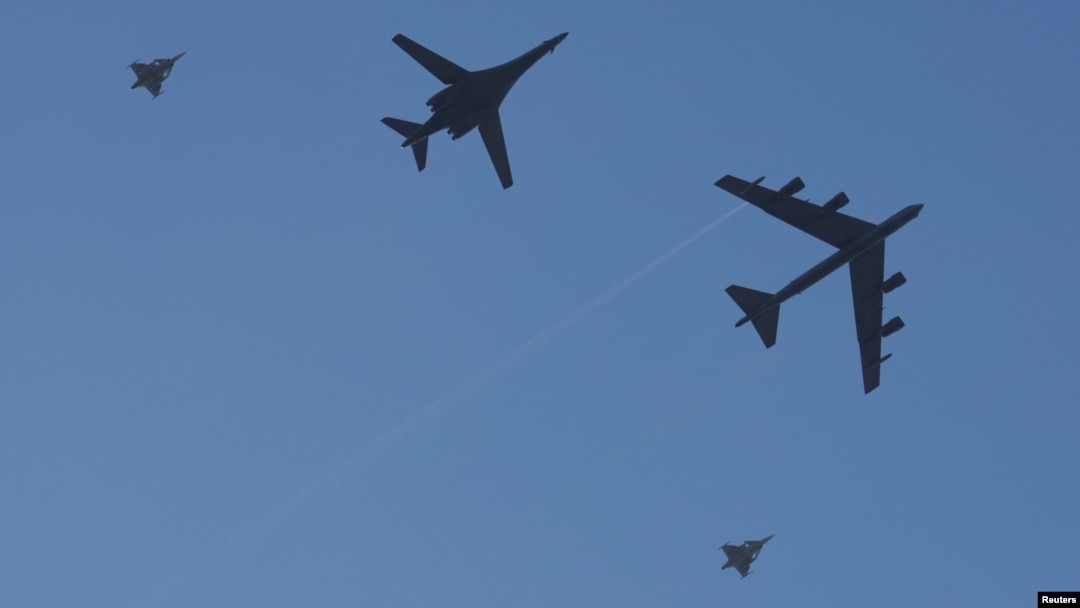 Бомбардировщики ВВС США B-1B Lancer и B-52 Stratofortress в сопровождении шведских истребителей Jas 39 Gripen пролетают над Стокгольмом во время совместных американо-шведских учений. 6 марта 2024 года. REUTERS/Leonhard Foeger