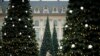 Pohon Natal di Place Vendome, Paris, Prancis, 15 Desember 2021. (REUTERS/Benoit Tessier)