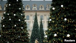 Pohon Natal di Place Vendome, Paris, Prancis, 15 Desember 2021. (REUTERS/Benoit Tessier)