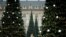 Pohon Natal di Place Vendome, Paris, Prancis, 15 Desember 2021. (REUTERS/Benoit Tessier)