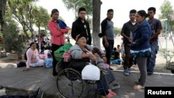 Irma Viviana Reyes de Guatemala descansa con otros inmigrantes centroamericanos que viajan en una caravana a través de México hacia la frontera con EE.UU. Puebla, abril 6 de 2018. 