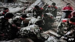 На месте землетрясения в провинции Цинхай 14 апреля 2010г.