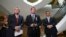 El presidente de la Comisión de Inteligencia de la Cámara de Representantes de EE.UU., Devin Nunes (center), republicano por California y sus colegas de partido Ron de Santis, legislador por Florida (izq,) y Peter King, representante de Nueva York, hablan con periodistas en el Capitolio. Oct. 24, 2017.
