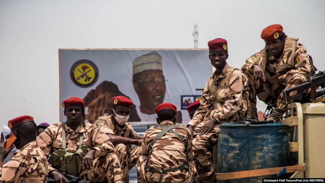 Para tentara menghadiri pemakaman mendiang Presiden Chad Idriss Deby di N'Djamena, Chad, Jumat, 23 April 2021. (Foto: Christophe Petit Tesson/Pool via Reuters)