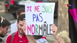 Les parisiens protestent après les remarques du pape sur l'homosexualité (vidéo)