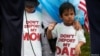 Menores con camisetas que piden que sus padres no sean deportados, son vistos durante una manifestación de activistas migratorios en Washington DC, el 15 de agosto de 2017.