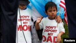 Menores con camisetas que piden que sus padres no sean deportados, son vistos durante una manifestación de activistas migratorios en Washington DC, el 15 de agosto de 2017.