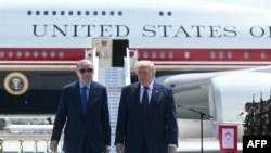 Serokê Tirkîyê Recep Tayyîp Erdogan li Balafirgeha leşkerî ya Enqerê pêşwazîya Serokê Amerîka Donald Trump dike, 7’ê Tîrmeha 2026’an.