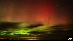 Aurora borealis, takođe poznata kao polarna (sjeverna) svjetlost, vidi se na noćnom nebu u ranim jutarnjim satima 24. aprila 2023. godine, u blizini Vaštane u Vašingtonu.