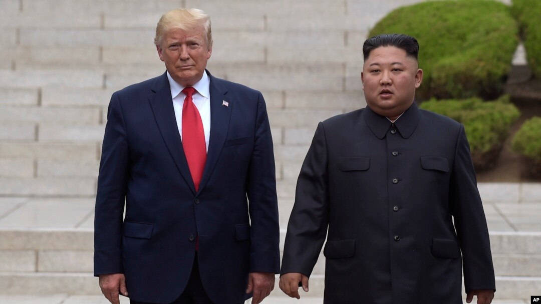 Presiden AS Donald Trump dan pemimpin Korea Utara Kim Jong Un dalam pertemuan terakhir mereka di Panmunjom, 30 Juni 2019 lalu (foto: dok). 