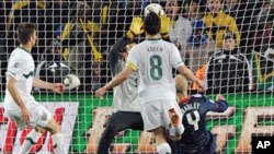 US midfielder Michael Bradley (R) scors a goal during their Group C first round 2010 World Cup football match at Ellis Park stadium in Johannesburg, 18 Jun 2010