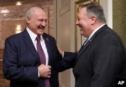 Держсекретар США Помпео і президент Білорусі Лукашенко під час зустрічі у Мінську в лютому 2020 року